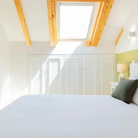Stunning 3br Flat In Flores By Lovelystay 포르투